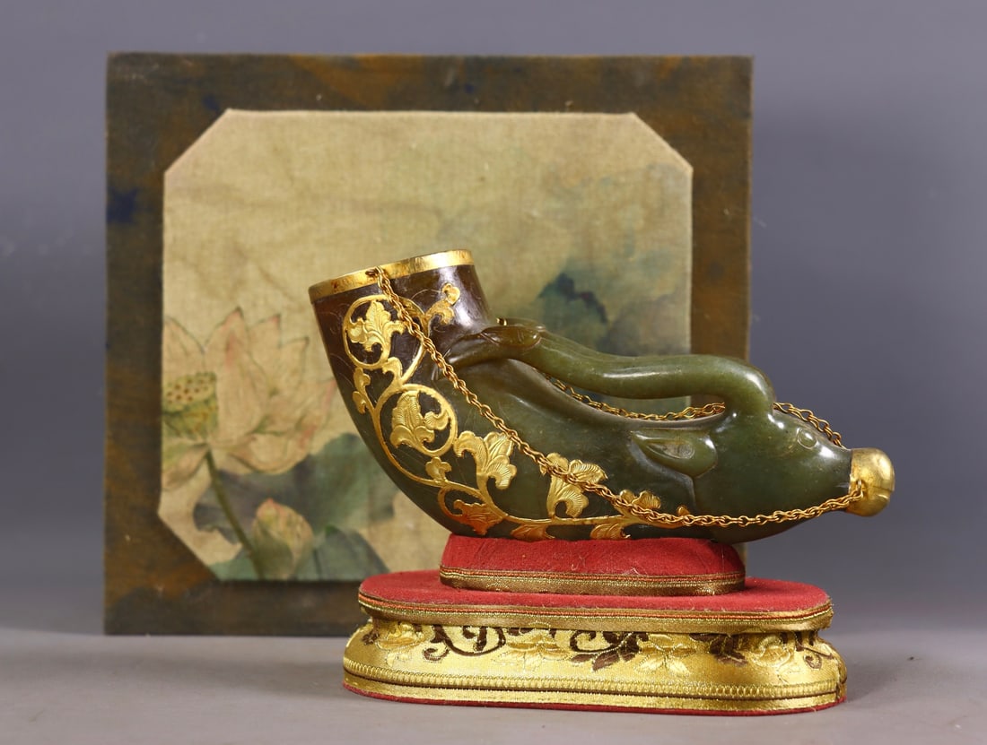 An Exquisite White Jade Cover with Gold Lotus Pattern Cup: An Exquisite White Jade Cover with Gold Lotus Pattern Cup Qing Dynasty, China Size:10cmx16.5cmx6cm Weight:471g (The Dimensions Of All Batches Are Manually Measured.If You Need More Detailed Informatio