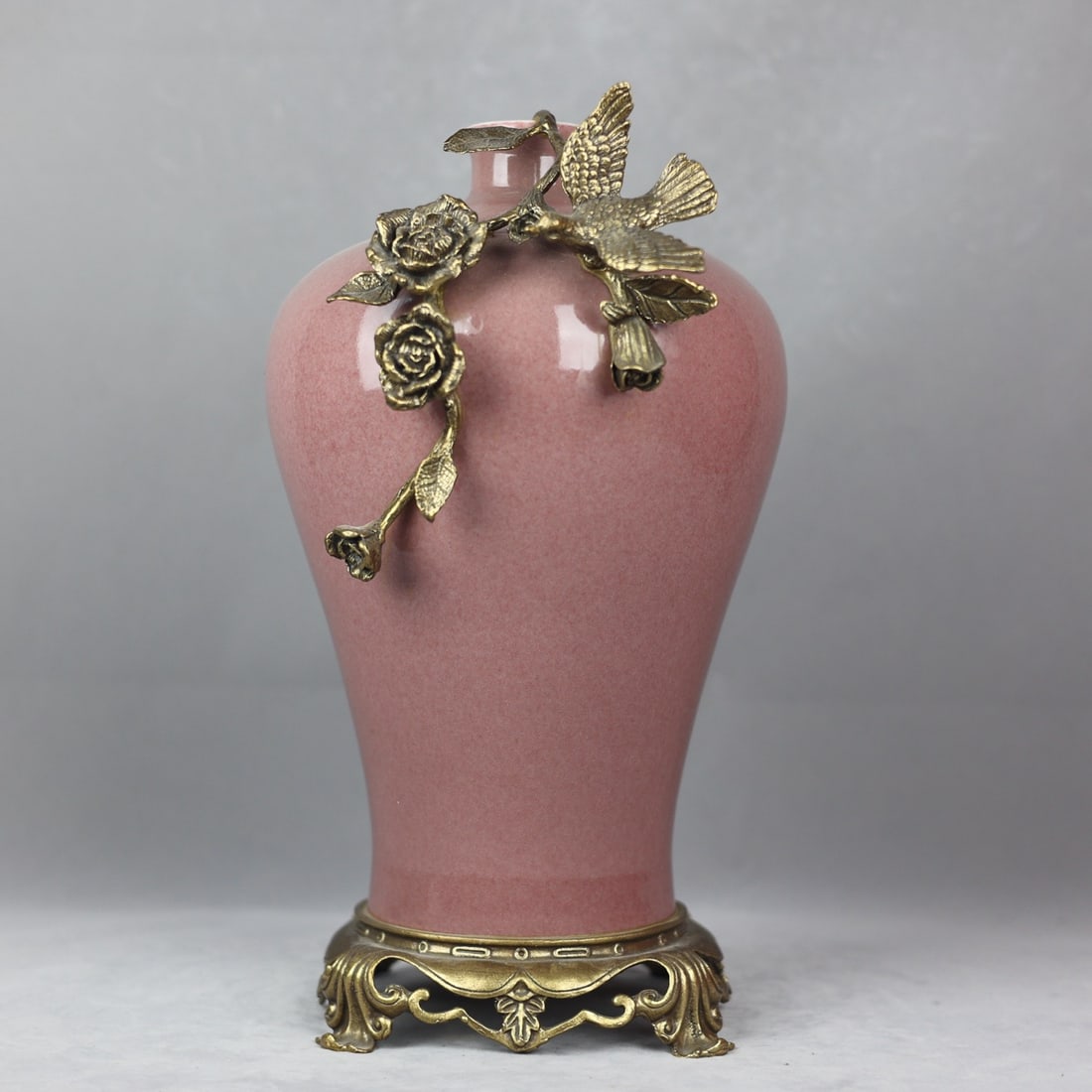 An Exquisite PeachBloom-Glazed Inlaid Bronze Flower and Bird Pattern Vase: An Exquisite PeachBloom-Glazed Inlaid Bronze Flower and Bird Pattern Vase Qing Dynasty, China Kangxi Six-character Mark Size:40cmx25cm (The Dimensions Of All Batches Are Manually Measured.If You