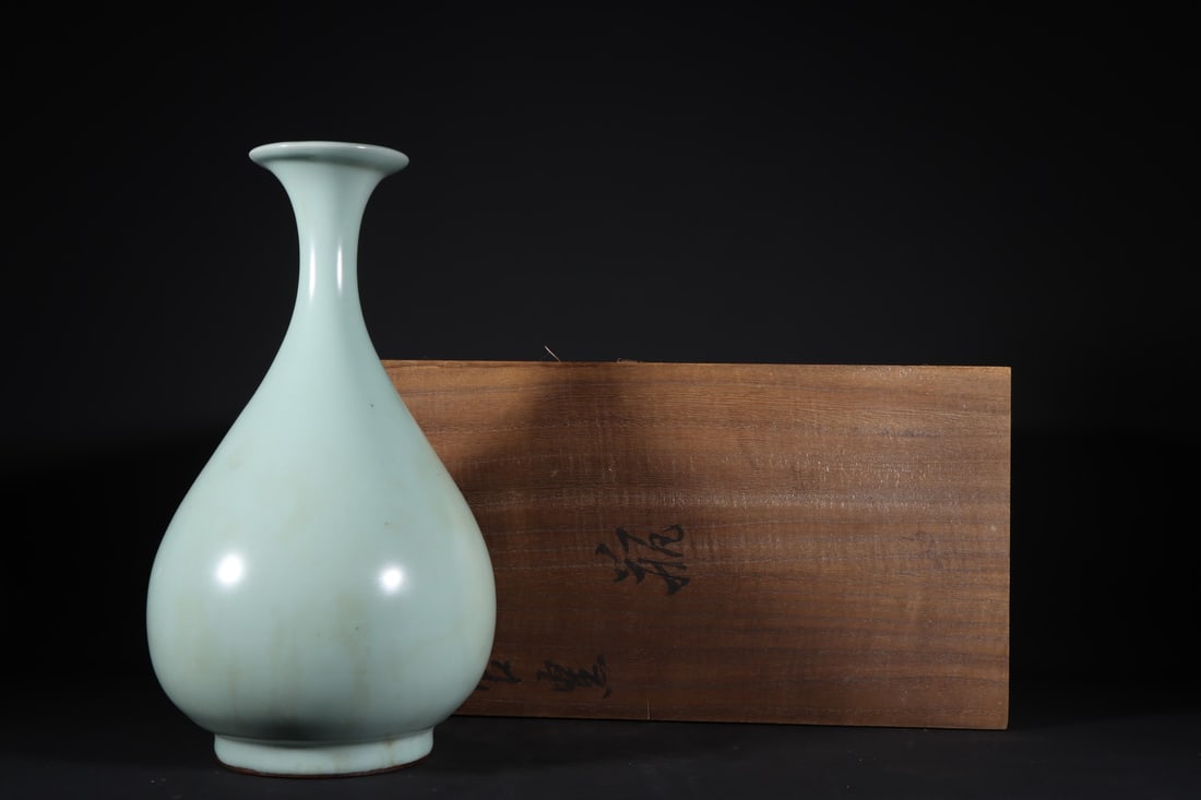 An Exquisite Guan yao Celadon Glazed Vase: An Exquisite Guan yao Celadon Glazed Vase Song Dynasty, China Size:30cmx16.5cm (The Dimensions Of All Batches Are Manually Measured.If You Need More Detailed Information, Please Contact Our Customer S