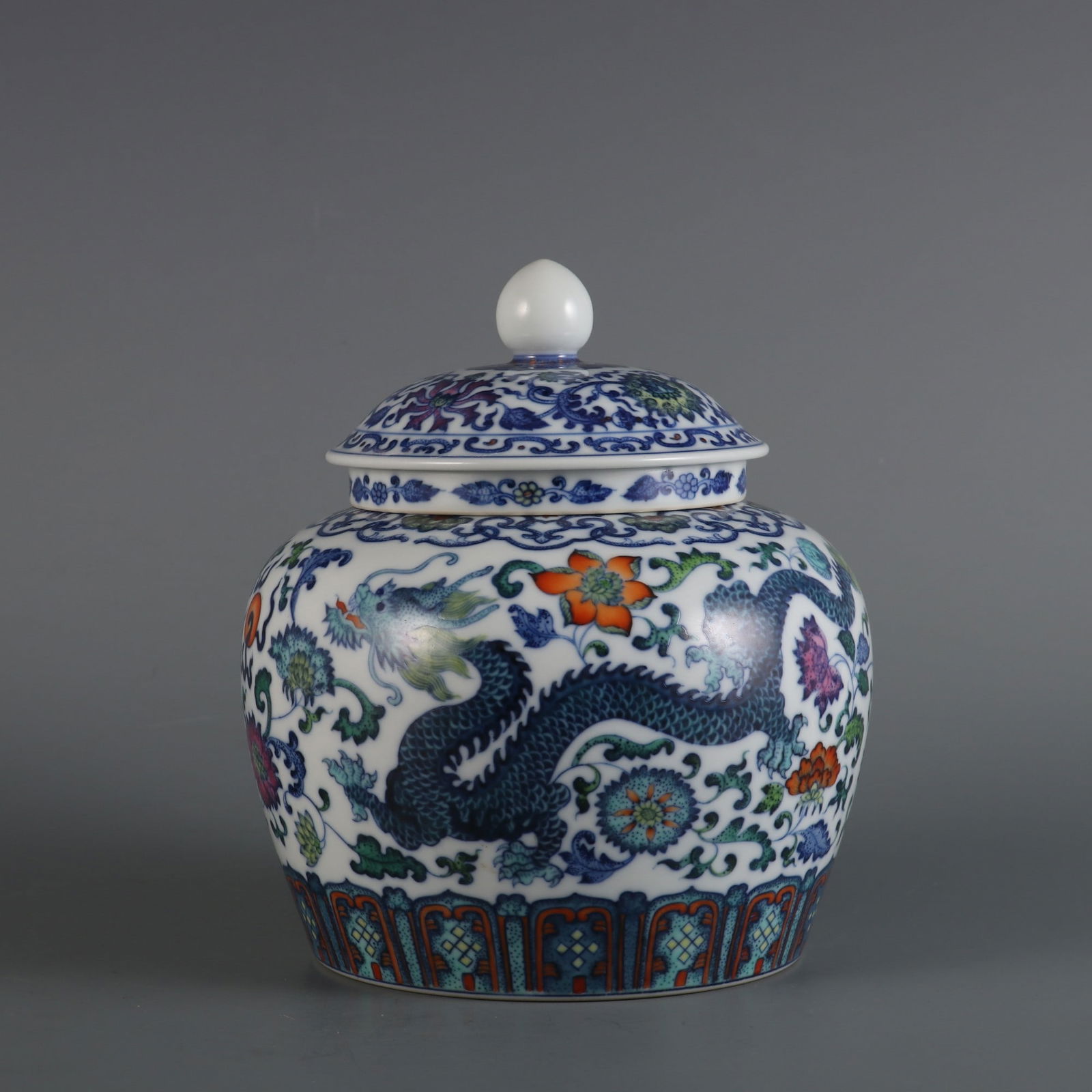 An Exquisite Doucai Dragon Pattern Lotus Pattern Tea Caddy: An Exquisite Doucai Dragon Pattern Lotus Pattern Tea Caddy Qing Dynasty, China Yongzheng Six-character Mark Size:17cmx14.5cm (The Dimensions Of All Batches Are Manually Measured.If You Need More Detai