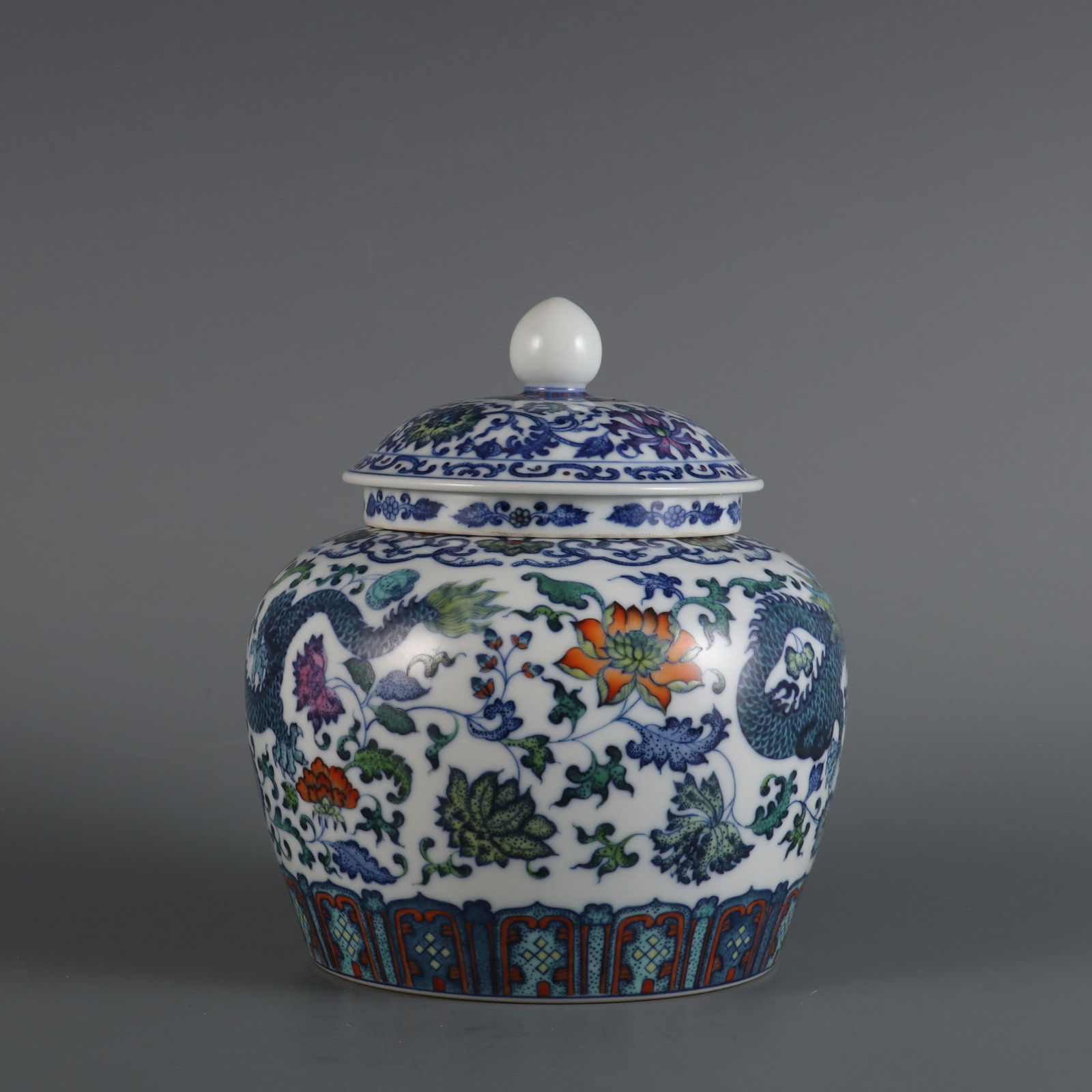 An Exquisite Doucai Dragon Pattern Lotus Pattern Tea Caddy - 2
