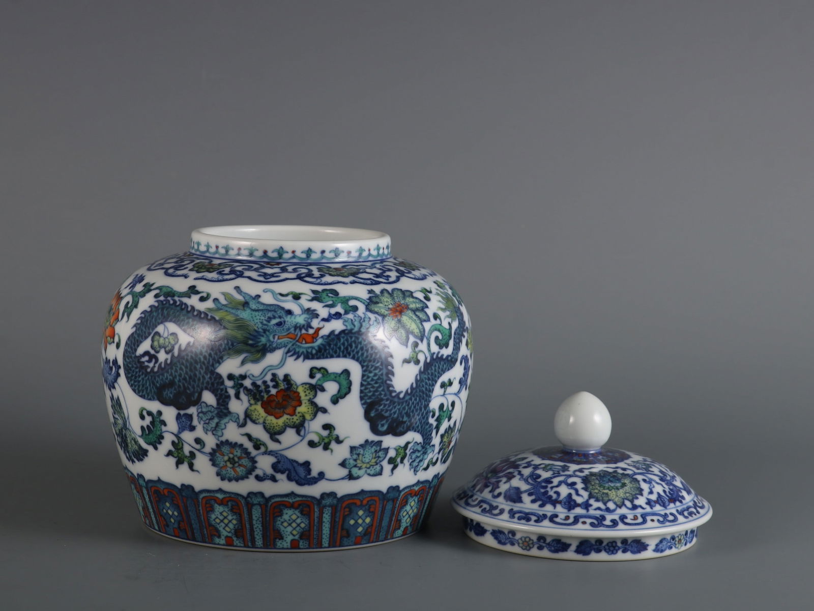 An Exquisite Doucai Dragon Pattern Lotus Pattern Tea Caddy - 6