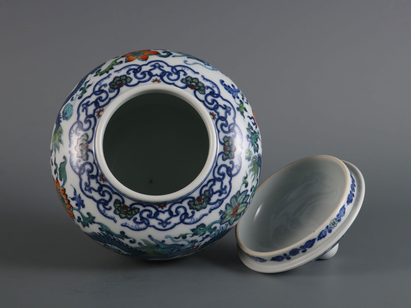 An Exquisite Doucai Dragon Pattern Lotus Pattern Tea Caddy - 7