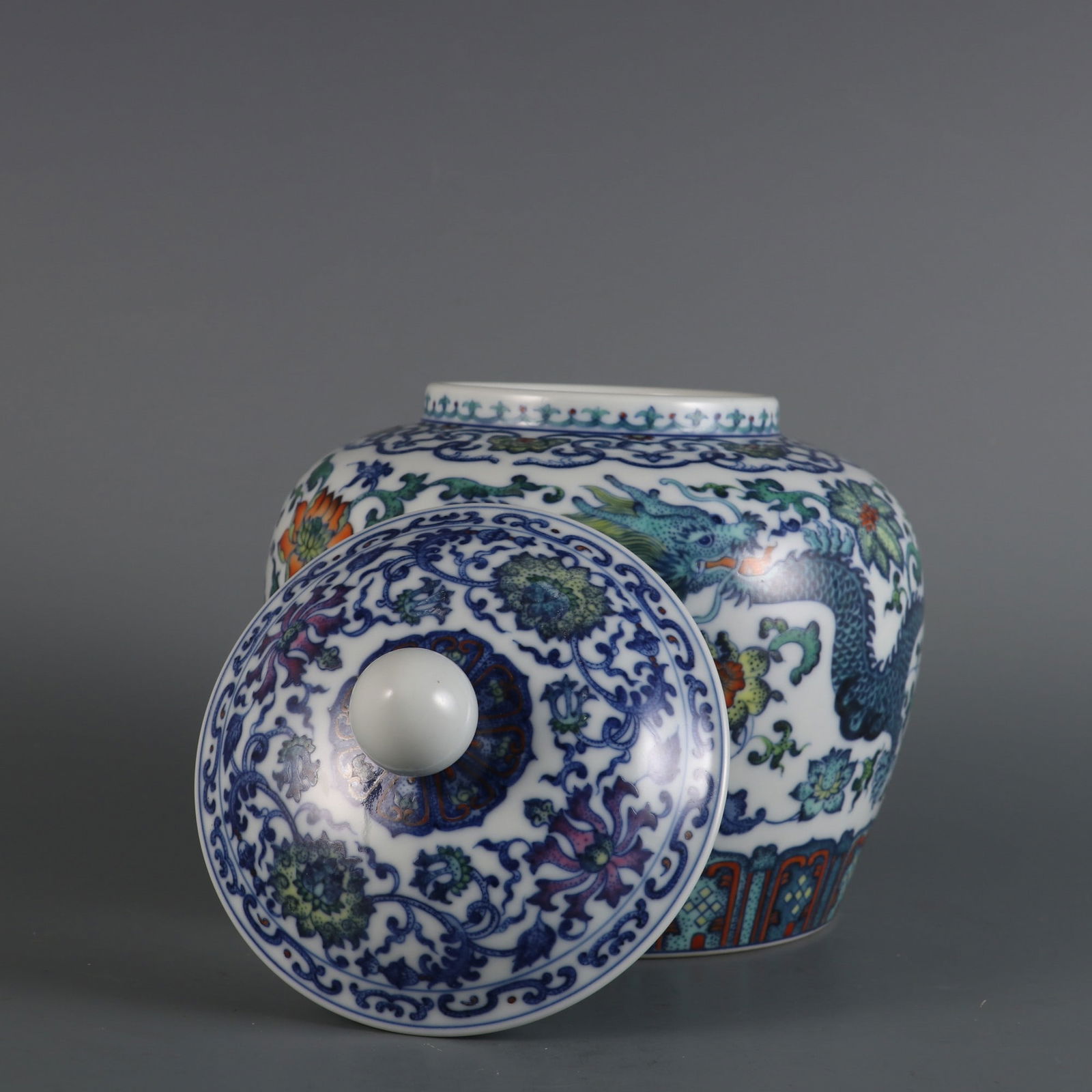 An Exquisite Doucai Dragon Pattern Lotus Pattern Tea Caddy - 8