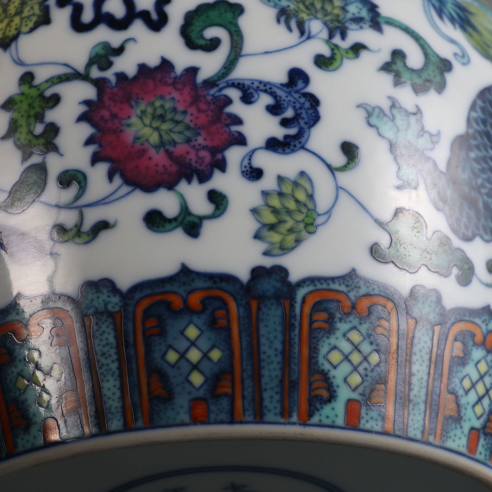 An Exquisite Doucai Dragon Pattern Lotus Pattern Tea Caddy - 9