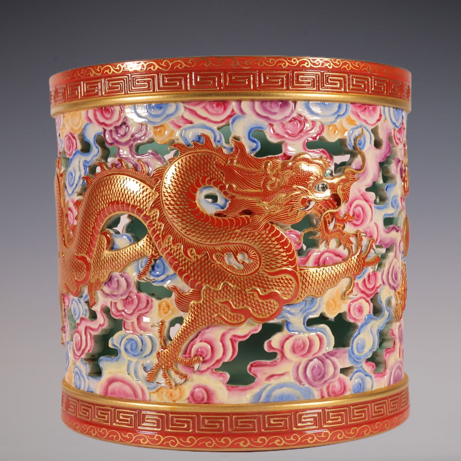 An Exquisite Enamel Painted Gold Dragon Pattern Brush Pot: An Exquisite Enamel Painted Gold Dragon Pattern Brush Pot Qing Dynasty, China Qianlong Six-character Mark Size:19.6cmx20.8cm (The Dimensions Of All Batches Are Manually Measured.If You Need More Detai