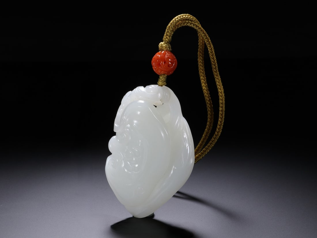 An Exquisite White Jade Flower and Fruit Pattern Pendant: An Exquisite White Jade Flower and Fruit Pattern Pendant Qing Dynasty, China Size:6.2cmx4.2cm (The Dimensions Of All Batches Are Manually Measured.If You Need More Detailed Information, Please Contact