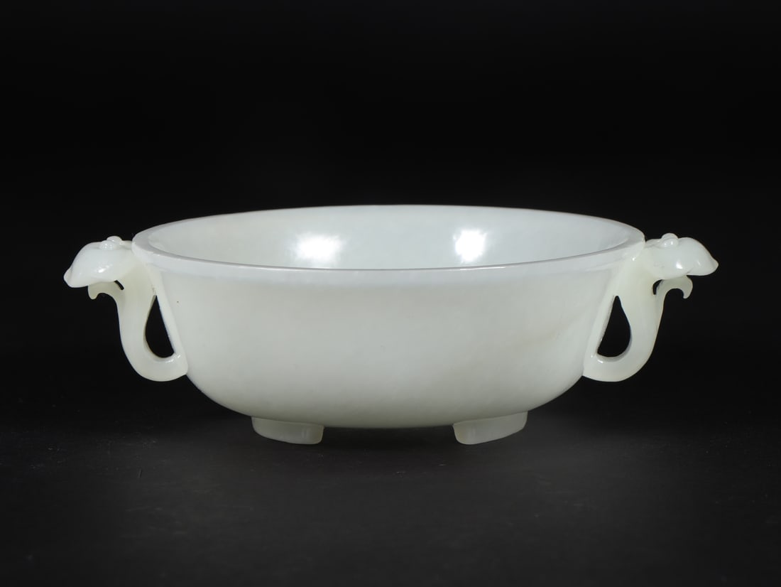 An Exquisite White Jade Double-Ears Censer: An Exquisite White Jade Double-Ears Censer Qing Dynasty, China Size:13.1cmx10.3cmx3.8cm Weight:149g (The Dimensions Of All Batches Are Manually Measured.If You Need More Detailed Information,