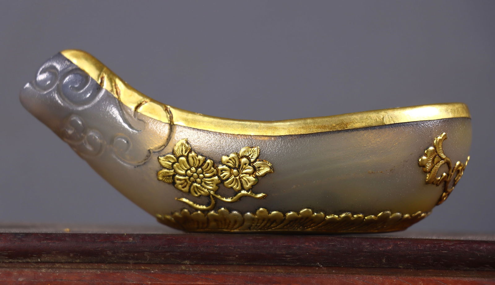 An Exquisite Agate Cover with Gold Flower Pattern Cup (1 of 9)