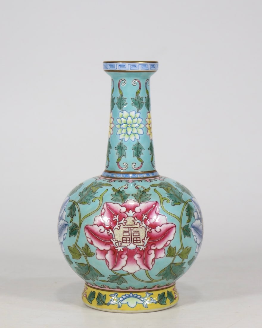 An Exquisite Famille-Rose Green Ground Lotus Pattern Vase: An Exquisite Famille-Rose Green Ground Lotus Pattern Vase Qing Dynasty, China Kangxi Four-character Mark Size:21.5cmx12.5cm (The Dimensions Of All Batches Are Manually Measured.If You Need More