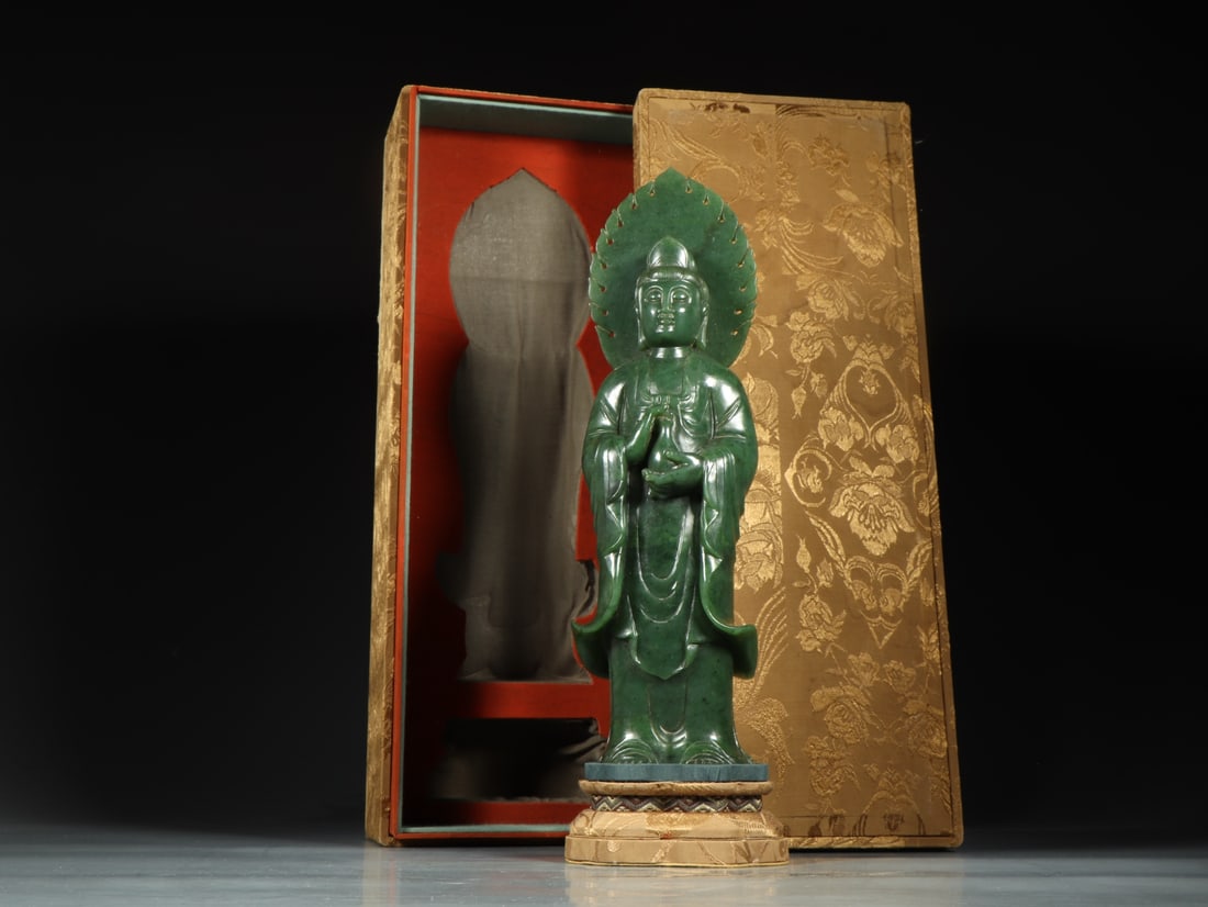 An Exquisite Jasper Statue of Avalokitesvara: An Exquisite Jasper Statue of Avalokitesvara Qing Dynasty, China Size:8.7cmx5.4cmx30cm Weight:1675g (The Dimensions Of All Batches Are Manually Measured.If You Need More Detailed Information,
