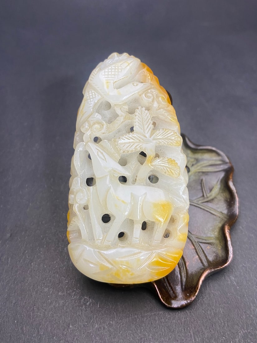 An Exquisite White Jade Flower and Bird Pattern Deer Pattern Pendant: An Exquisite White Jade Flower and Bird Pattern Deer Pattern Pendant Ming Dynasty, China Size:74mmx39.2mmx19mm Weight:66g (The Dimensions Of All Batches Are Manually Measured.If You Need More