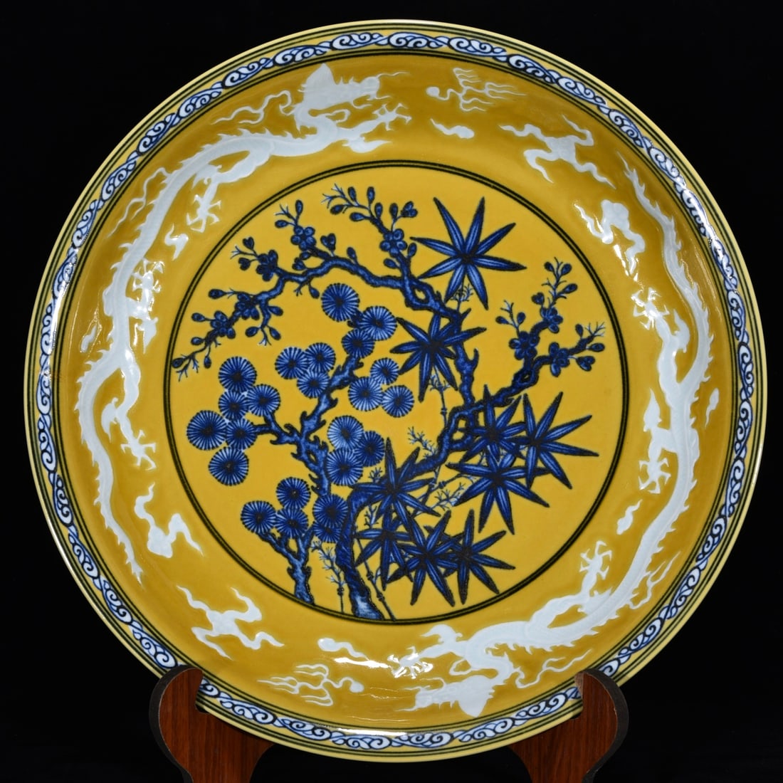 An Exquisite Blue and White Pine, Bamboo and Plum Blossom Pattern Dragon Pattern Plate: An Exquisite Blue and White Pine, Bamboo and Plum Blossom Pattern Dragon Pattern Plate Ming Dynasty, China Xuande Six-character Mark Size:6cmx40.5cm (The Dimensions Of All Batches Are Manually