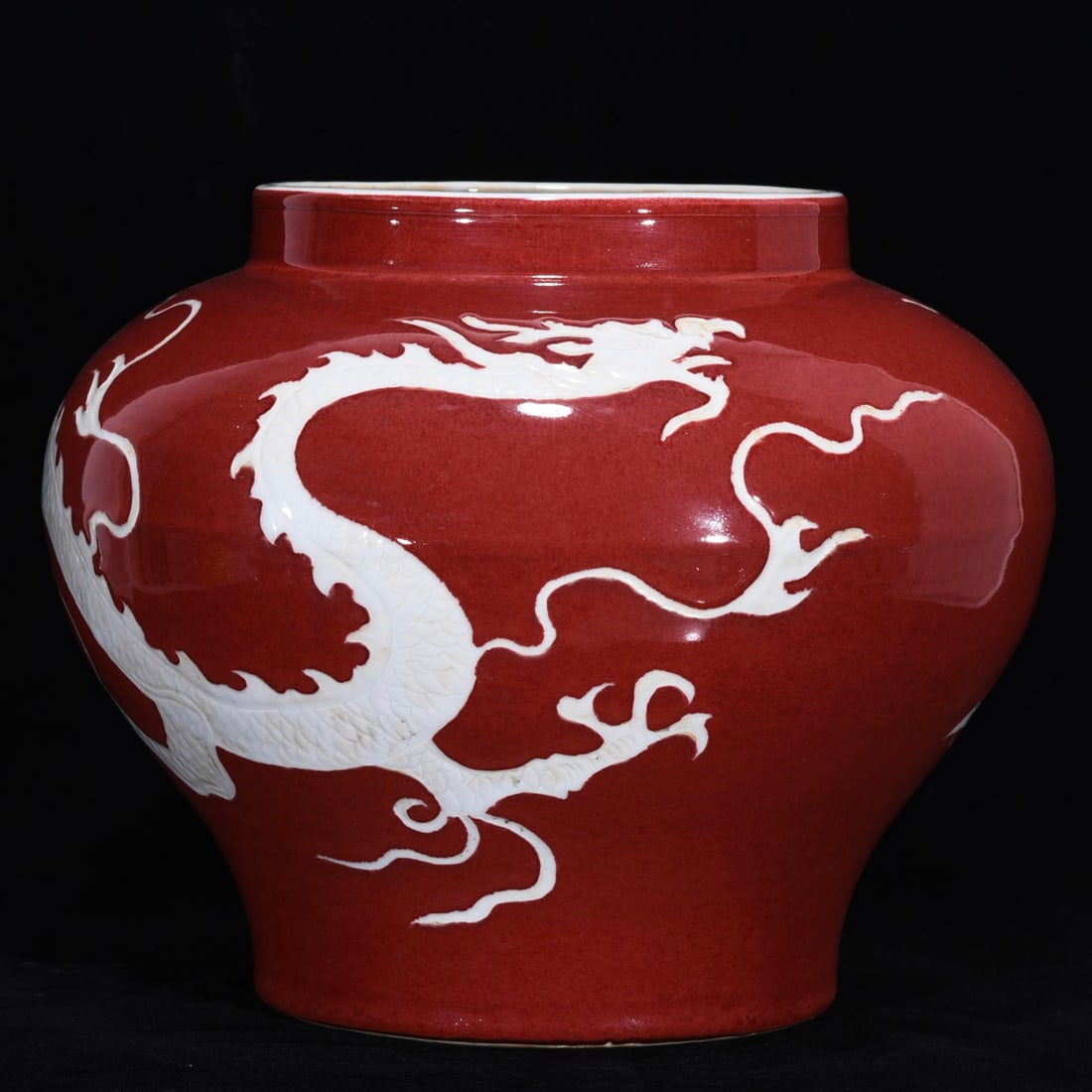 An Exquisite Ji Red Glazed Dragon Pattern Jar: An Exquisite Ji Red Glazed Dragon Pattern Jar Yuan Dynasty, China Size:27cmx33cm (The Dimensions Of All Batches Are Manually Measured.If You Need More Detailed Information, Please Contact Our