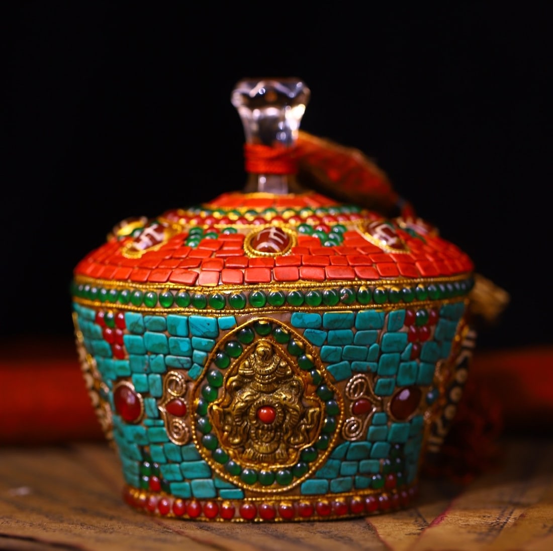 An Exquisite Crystal Inlaid Gems Jar: An Exquisite Crystal Inlaid Gems Jar Qing Dynasty, China Size:13cmx12cm Weight:1000g (The Dimensions Of All Batches Are Manually Measured.If You Need More Detailed Information, Please Contact Our