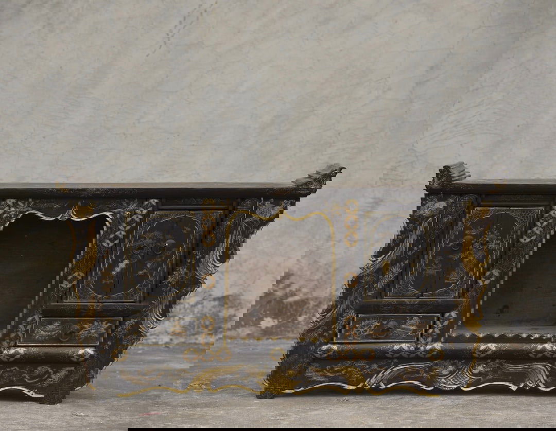 An Exquisite Black Lacquer Painted Gold Character and Story Pattern Ornament (1 of 9)