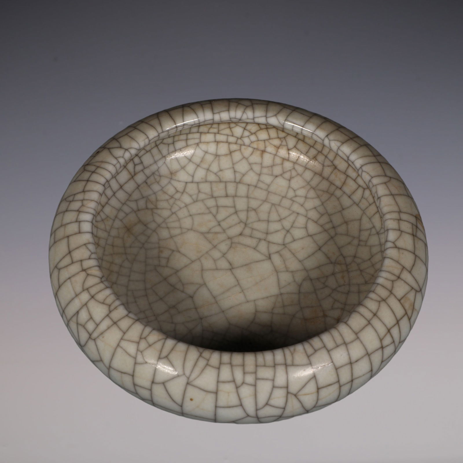 An Exquisite Ge yao Brush Washer: An Exquisite Ge yao Brush Washer Qing Dynasty, China Qianlong Six-character Mark Size:4.5cmx10cm (The Dimensions Of All Batches Are Manually Measured.If You Need More Detailed Information, Please Cont