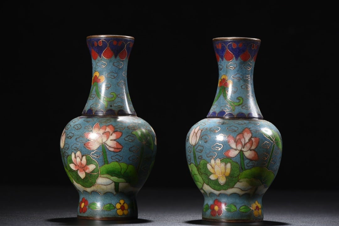 A Pair of Exquisite Cloisonne Flower Pattern Vase: A Pair of Exquisite Cloisonne Flower Pattern Vase Qing Dynasty, China Size:15cmx8cm Weight:1100g (The Dimensions Of All Batches Are Manually Measured.If You Need More Detailed Information, Please Cont