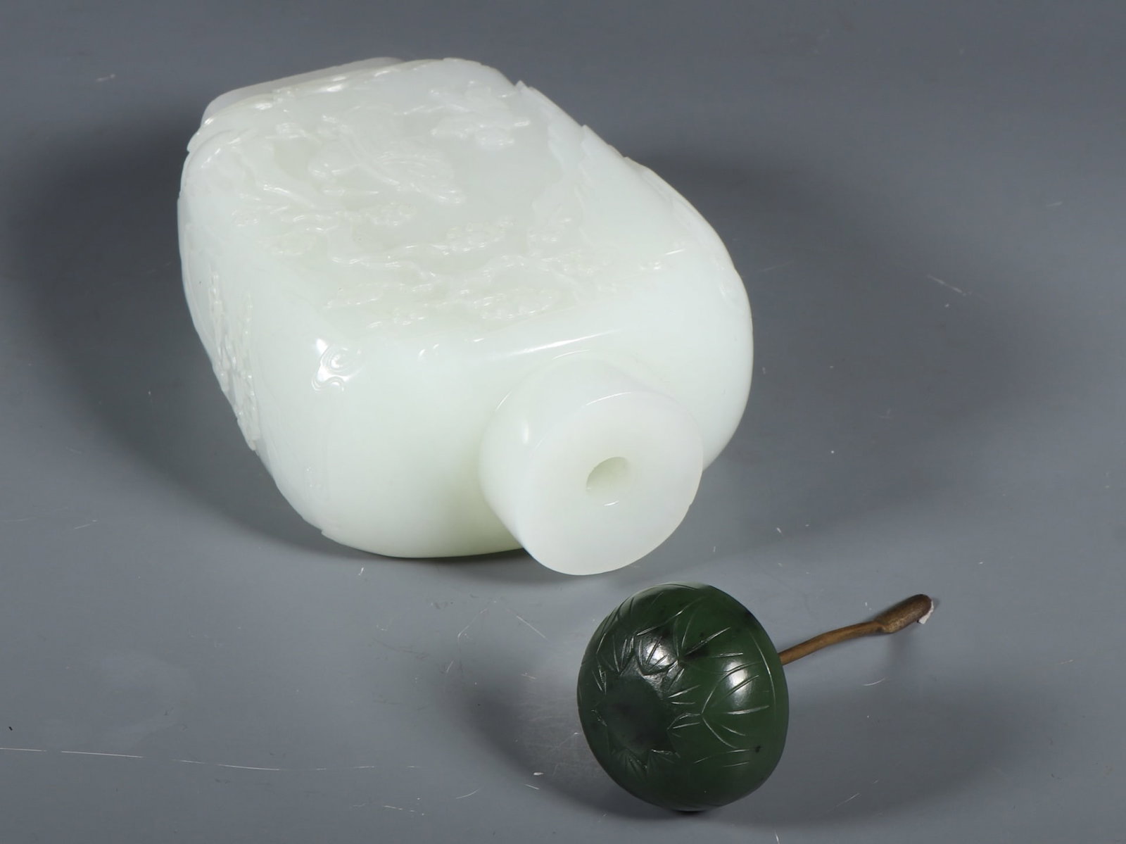 An Exquisite White Jade Inlaid Jasper Character and Story Pattern Snuff Bottle - 8