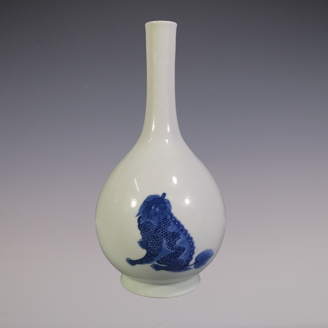An Exquisite Blue and White Auspicious Beast Pattern Vase: An Exquisite Blue and White Auspicious Beast Pattern Vase Qing Dynasty, China Kangxi Six-character Mark Size:26.3cmx13.3cm (The Dimensions Of All Batches Are Manually Measured.If You Need More Detaile