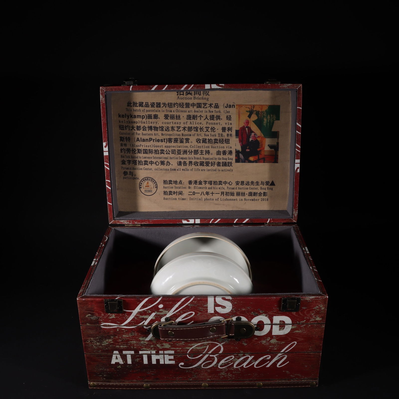 An Exquisite Sweet white glaze Flower Pattern Box: An Exquisite Sweet white glaze Flower Pattern Box Ming Dynasty, China Size:9cmx17.5cm (The Dimensions Of All Batches Are Manually Measured.If You Need More Detailed Information, Please Contact Our Cus