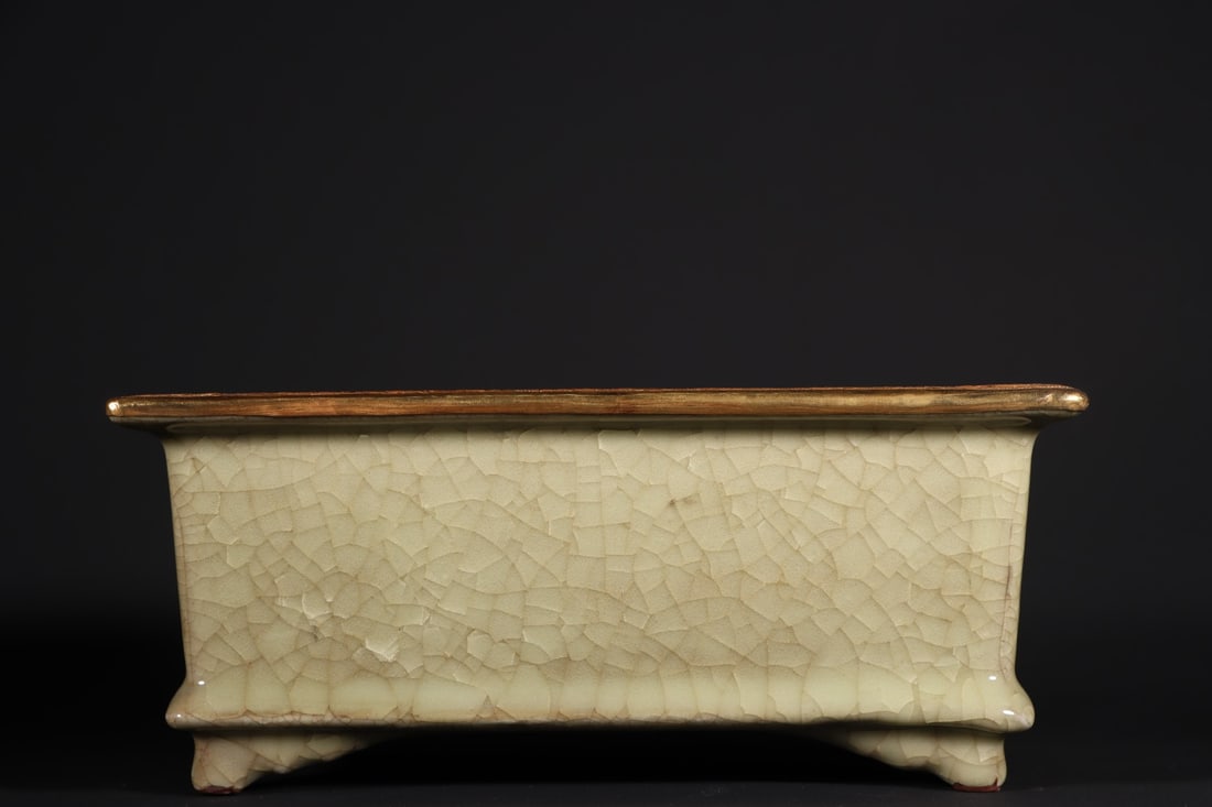 An Exquisite Guan yao Yellow Glazed Cover with Gold Basin: An Exquisite Guan yao Yellow Glazed Cover with Gold Basin Song Dynasty, China Size:9.6cmx23.2cm (The Dimensions Of All Batches Are Manually Measured.If You Need More Detailed Information, Please Conta