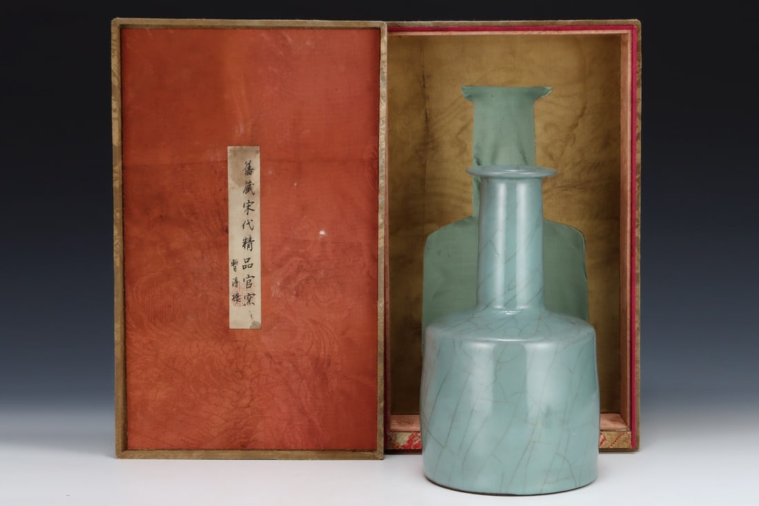 An Exquisite Guan yao Vase: An Exquisite Guan yao Vase Song Dynasty, China Size:28cmx16cm (The Dimensions Of All Batches Are Manually Measured.If You Need More Detailed Information, Please Contact Our Customer Service Before Bid