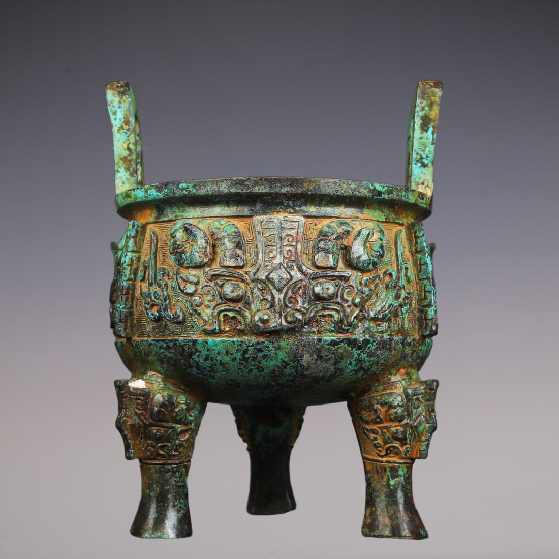 An Exquisite Bronze Beast-Face Pattern Double-Ears and Tripod Censer: An Exquisite Bronze Beast-Face Pattern Double-Ears and Tripod Censer W.Zhou , China Size:18cmx24cm Weight:2550g (The Dimensions Of All Batches Are Manually Measured.If You Need More Detailed