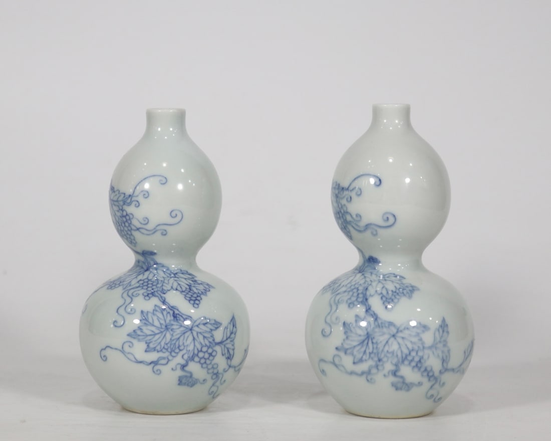 An Exquisite Blue and White Squirrel and Grapes Pattern Gourd-Shaped Vase: An Exquisite Blue and White Squirrel and Grapes Pattern Gourd-Shaped Vase Qing Dynasty, China Yongzheng Six-character Mark Size:12.5cmx7.5cm (The Dimensions Of All Batches Are Manually Measured.If