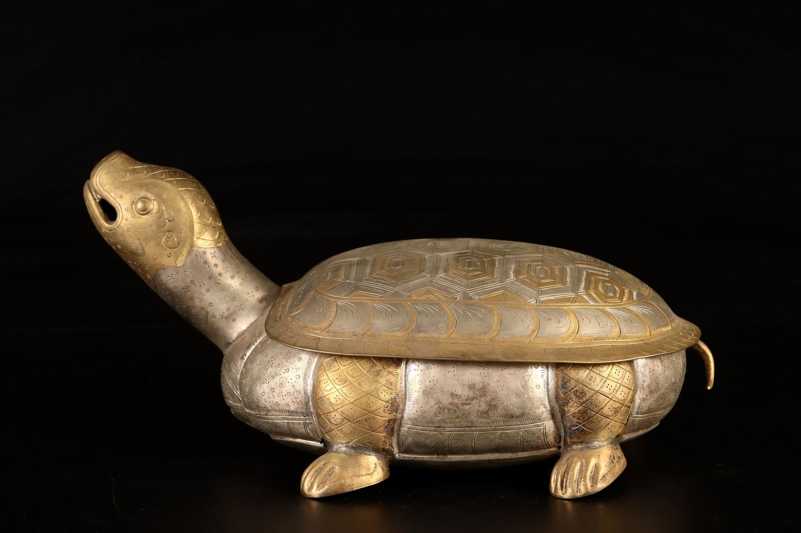 An Exquisite Gilt Bronze Turtle-Shaped Box: An Exquisite Gilt Bronze Turtle-Shaped Box Tang Dynasty, China Size:27cmx17cm Weight:862g (The Dimensions Of All Batches Are Manually Measured.If You Need More Detailed Information, Please Contact