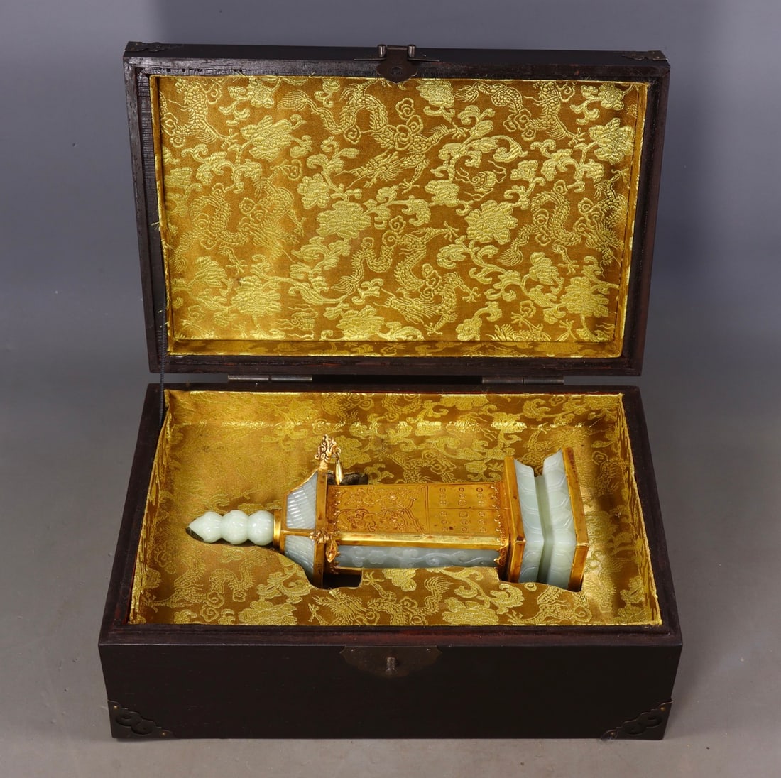 An Exquisite White Jade Cover with Gold Auspicious Beast Pattern Pagoda: An Exquisite White Jade Cover with Gold Auspicious Beast Pattern Pagoda Qing Dynasty, China Size:22.5cmx8.5cmx7.5cm Weight:825g (The Dimensions Of All Batches Are Manually Measured.If You Need