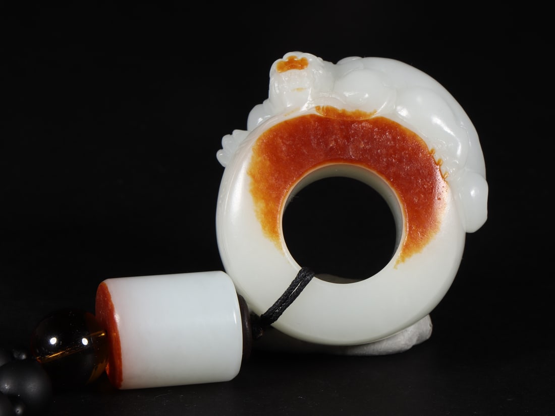 An Exquisite White Jade Ring - 2