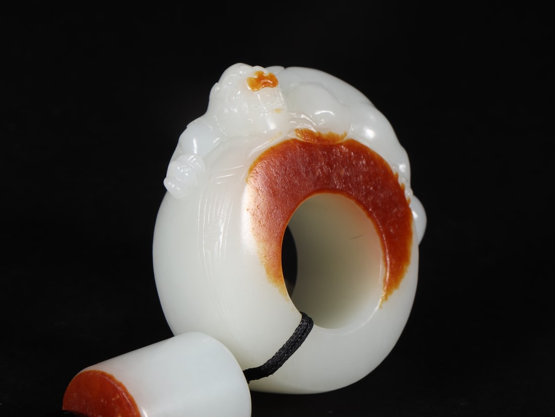 An Exquisite White Jade Ring - 4