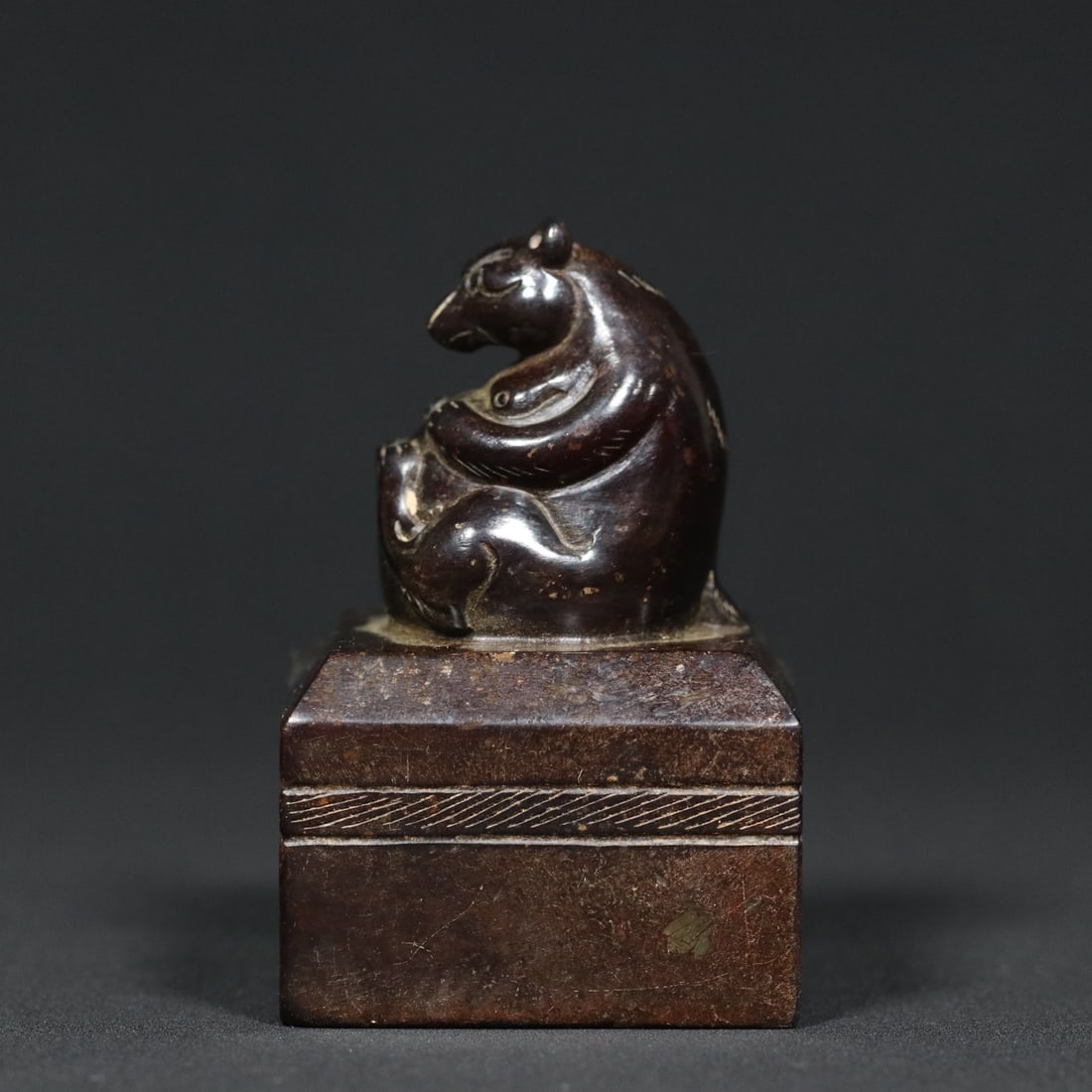 An Exquisite White Jade Bear Seal: An Exquisite White Jade Bear Seal Han Dynasty, China Size:6.3cmx4.1cmx4.1cm Weight:173.5g (The Dimensions Of All Batches Are Manually Measured.If You Need More Detailed Information, Please Contact