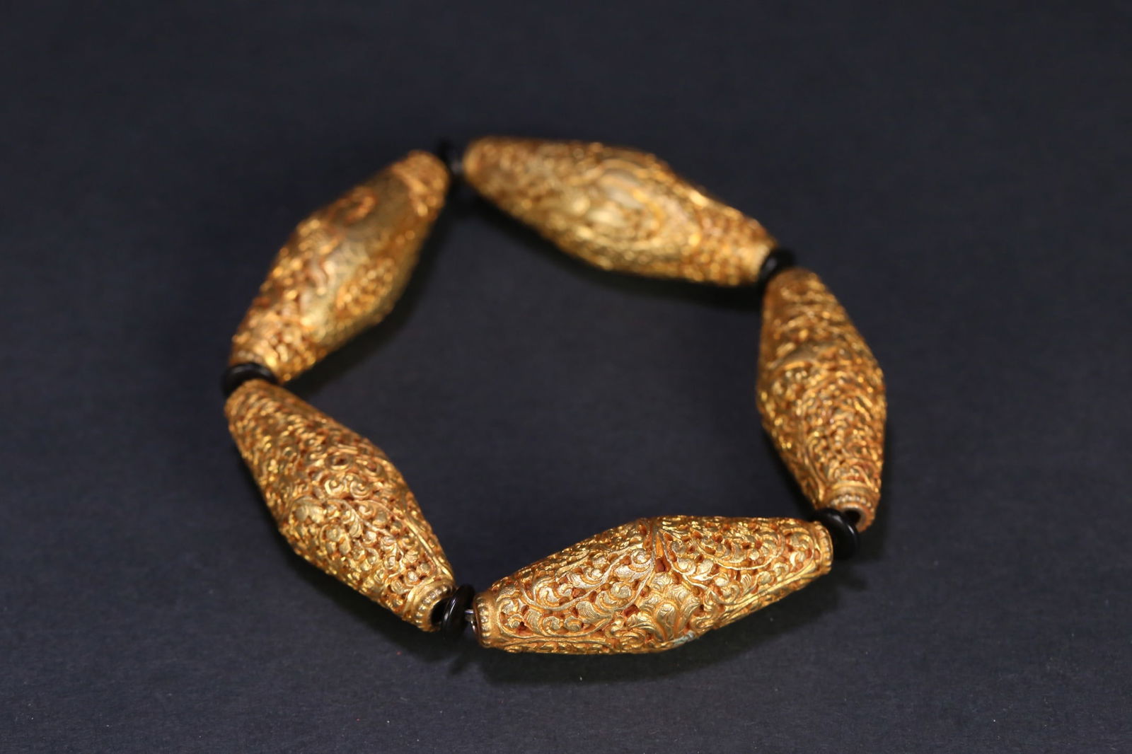 An Exquisite Gilt Bronze Lotus Pattern Eight Treasures Pattern Dragon Pattern Bracelets: An Exquisite Gilt Bronze Lotus Pattern Eight Treasures Pattern Dragon Pattern Bracelets Qing Dynasty, China Size:4.8cmx1.8cm Weight:66g (The Dimensions Of All Batches Are Manually Measured.If You