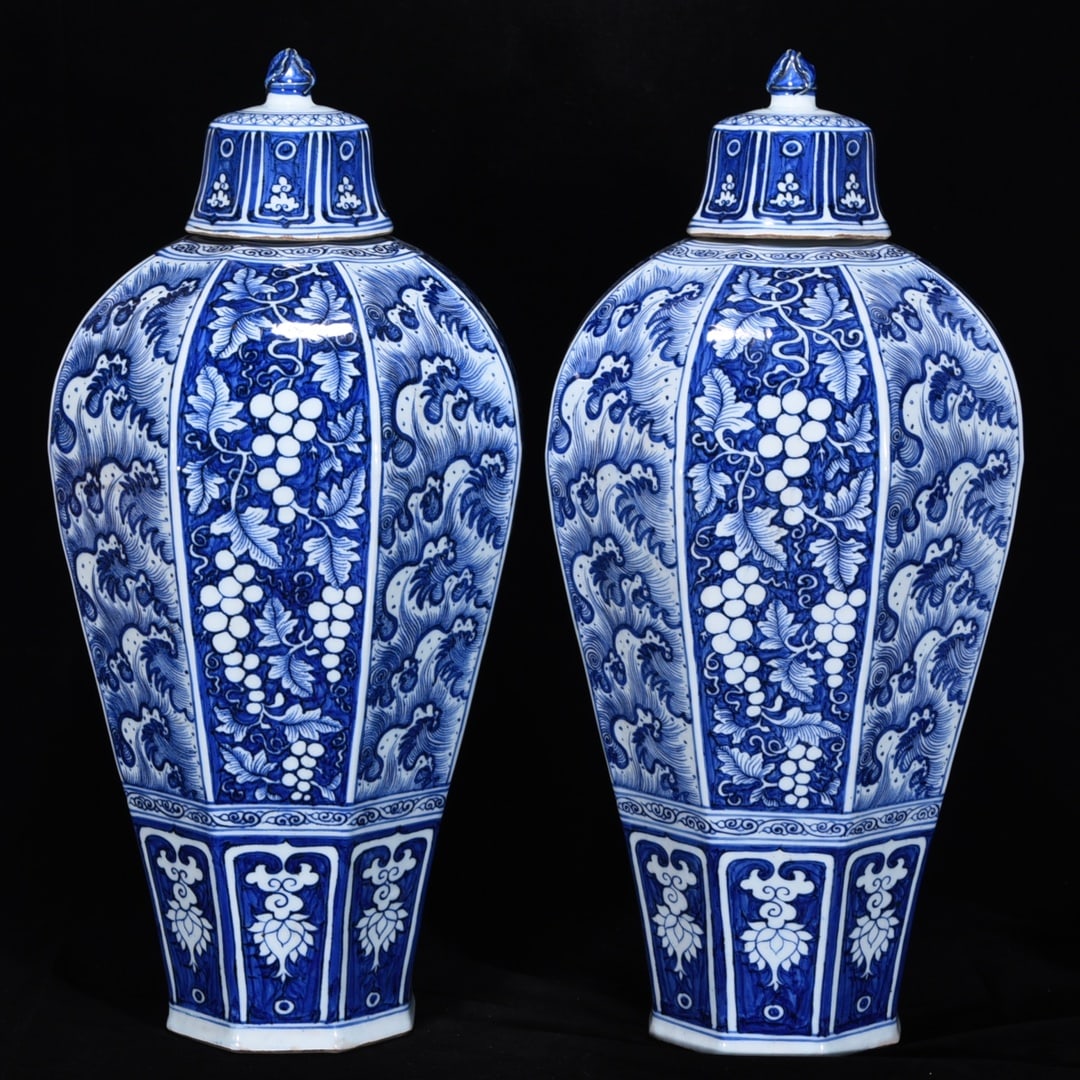 An Exquisite Blue and White Seawater Pattern Flower and Fruit Pattern Vase: An Exquisite Blue and White Seawater Pattern Flower and Fruit Pattern Vase Yuan Dynasty, China Size:54cmx14.5cm (The Dimensions Of All Batches Are Manually Measured.If You Need More Detailed Informati