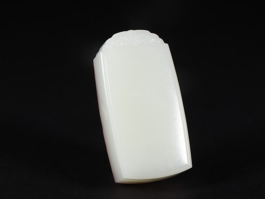 An Exquisite White Jade Brand: An Exquisite White Jade Brand Qing Dynasty, China Size:7.6cmx3.9cmx1.9cm Weight:150g (The Dimensions Of All Batches Are Manually Measured.If You Need More Detailed Information, Please Contact Our Cust
