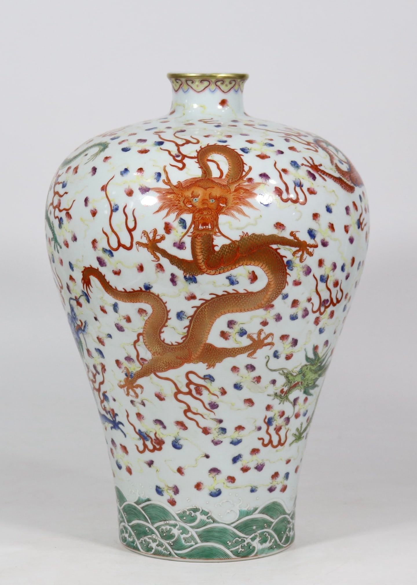 An Exquisite Famille-Rose Dragon Pattern Seawater Pattern Vase: An Exquisite Famille-Rose Dragon Pattern Seawater Pattern Vase Qing Dynasty, China Qianlong Six-character Mark Size:37cmx25cm (The Dimensions Of All Batches Are Manually Measured.If You Need More Deta