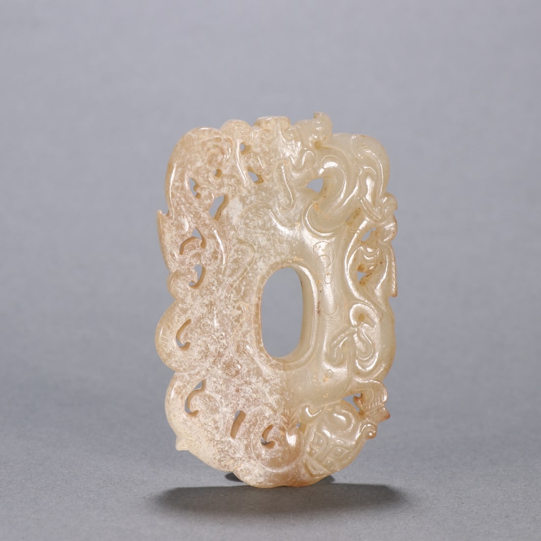 An Exquisite White Jade Chi-Dragon Pattern Ornament: An Exquisite White Jade Chi-Dragon Pattern Ornament Han Dynasty, China Size:7.4cmx4.8cm Weight:50g (The Dimensions Of All Batches Are Manually Measured.If You Need More Detailed Information, Please Co