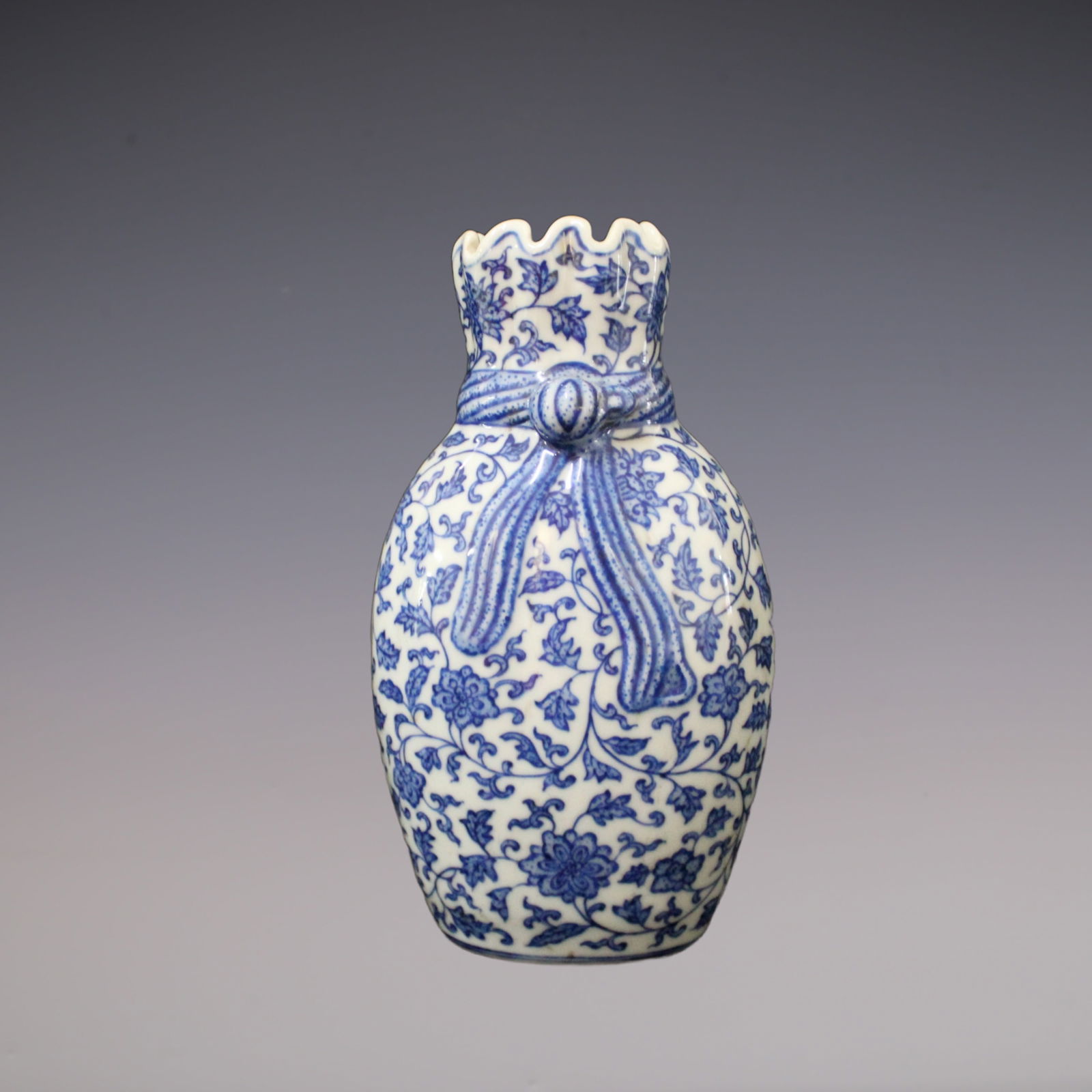 An Exquisite Blue and White Lotus Pattern Vase: An Exquisite Blue and White Lotus Pattern Vase Qing Dynasty, China Qianlong Six-character Mark Size:20.5cmx8cm (The Dimensions Of All Batches Are Manually Measured.If You Need More Detailed