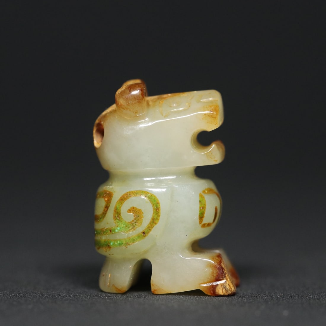 An Exquisite White Jade Inlaid Turquoise Bear Pendant: An Exquisite White Jade Inlaid Turquoise Bear Pendant Han Dynasty, China Size:2.9cmx2cmx1.7cm Weight:15g (The Dimensions Of All Batches Are Manually Measured.If You Need More Detailed Information,