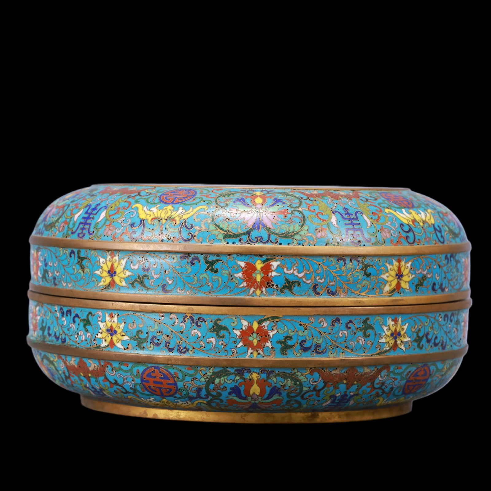 A Exquisite Cloisonne Lotus Pattern Bats and Peach Pattern Box: A Exquisite Cloisonne Lotus Pattern Bats and Peach Pattern Box Qing Dynasty, China Qianlong Four-character Mark Size:25cmx13cm Weight:3250g (The Dimensions Of All Batches Are Manually Measured.If You