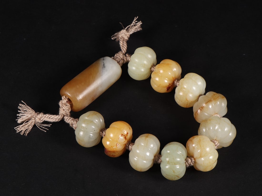 An Exquisite White Jade Pumpkin-Shaped Bracelets: An Exquisite White Jade Pumpkin-Shaped Bracelets Qing Dynasty, China Size:2.1cm Size:1.7cmx3.8cm Weight:113g (The Dimensions Of All Batches Are Manually Measured.If You Need More Detailed Information,