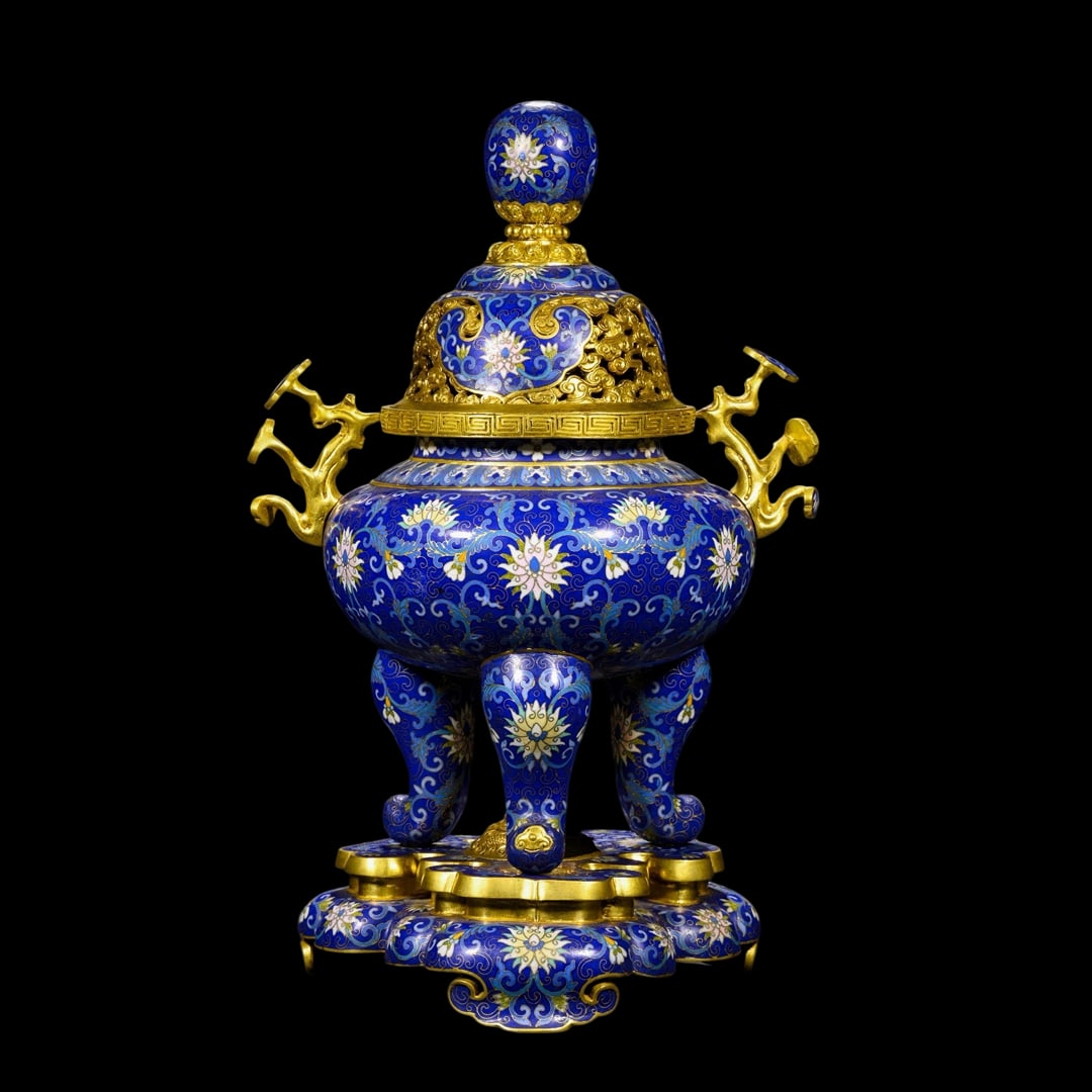 An Exquisite Cloisonne Lotus Pattern Dragon Pattern Double-Ears and Tripod Censer: An Exquisite Cloisonne Lotus Pattern Dragon Pattern Double-Ears and Tripod Censer Qing Dynasty, China Qianlong Four-character Mark Size:41cmx27cm Weight:5.7kg (The Dimensions Of All Batches Are Manual