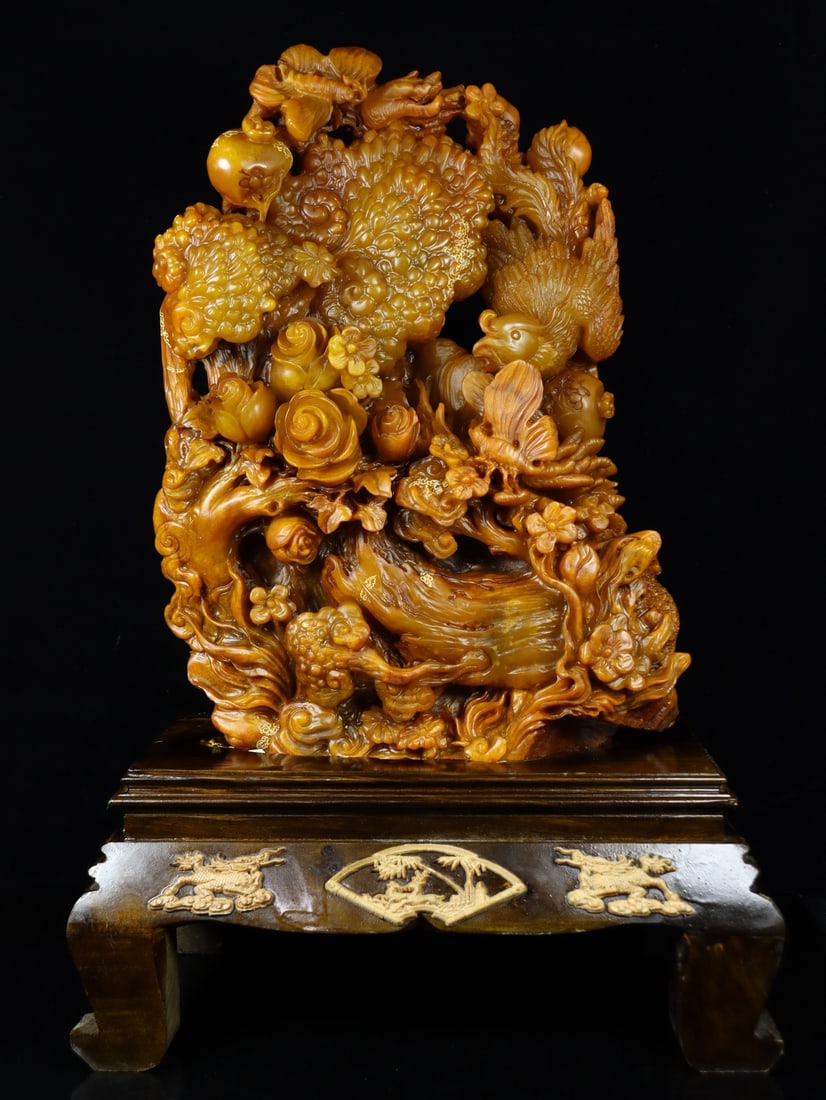 An Exquisite Tianhuang Stone Flower and Bird Pattern Ornament: An Exquisite Tianhuang Stone Flower and Bird Pattern Ornament Qing Dynasty, China Size:54cmx35cmx19cm Weight:9.9kg (The Dimensions Of All Batches Are Manually Measured.If You Need More Detailed Inform