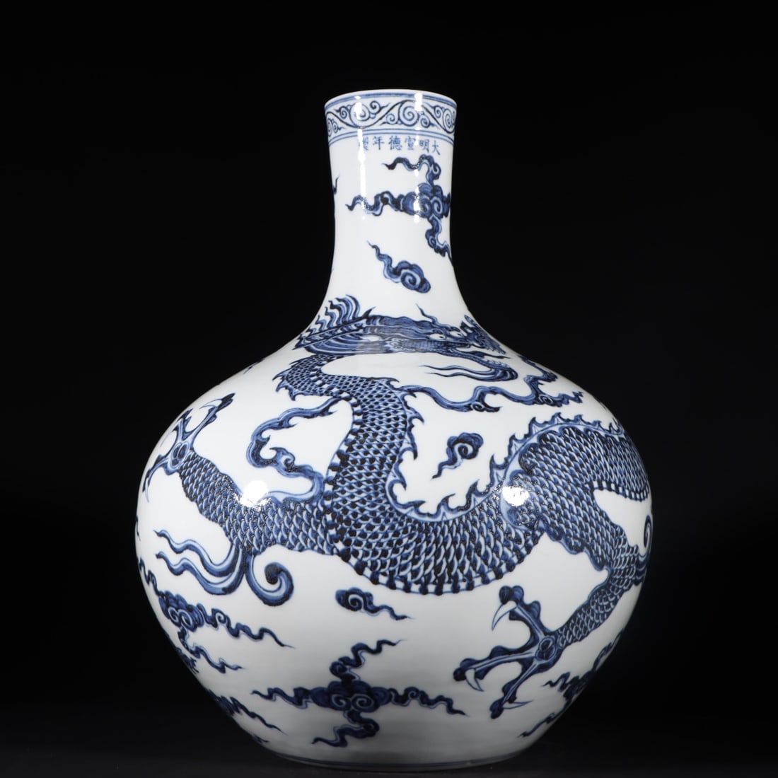 An Exquisite Blue and White Auspicious Cloud Pattern Dragon Pattern Vase: An Exquisite Blue and White Auspicious Cloud Pattern Dragon Pattern Vase Ming Dynasty, China Xuande Six-character Mark Size:42.5cmx34cm (The Dimensions Of All Batches Are Manually Measured.If You Need