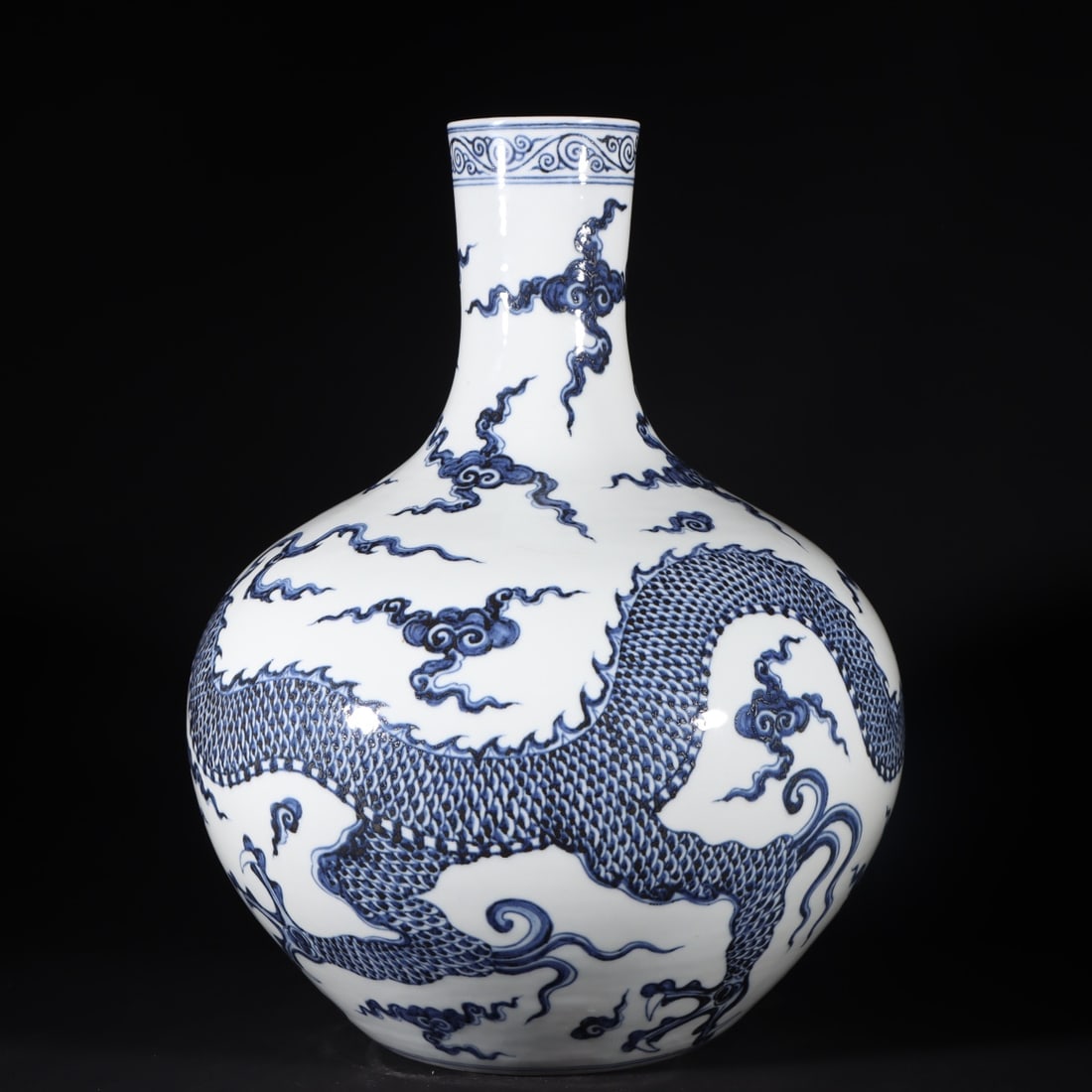 An Exquisite Blue and White Auspicious Cloud Pattern Dragon Pattern Vase - 3