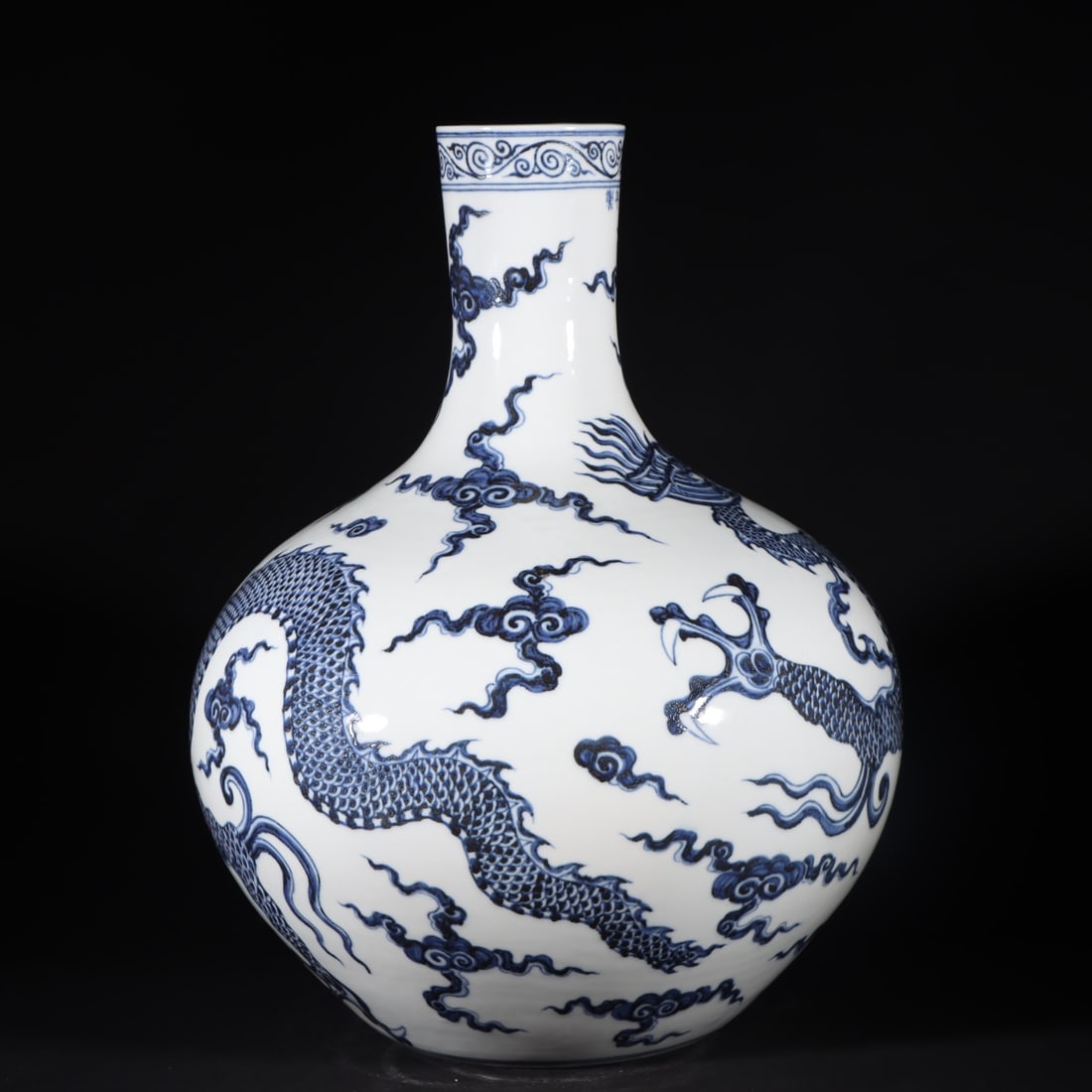 An Exquisite Blue and White Auspicious Cloud Pattern Dragon Pattern Vase - 4