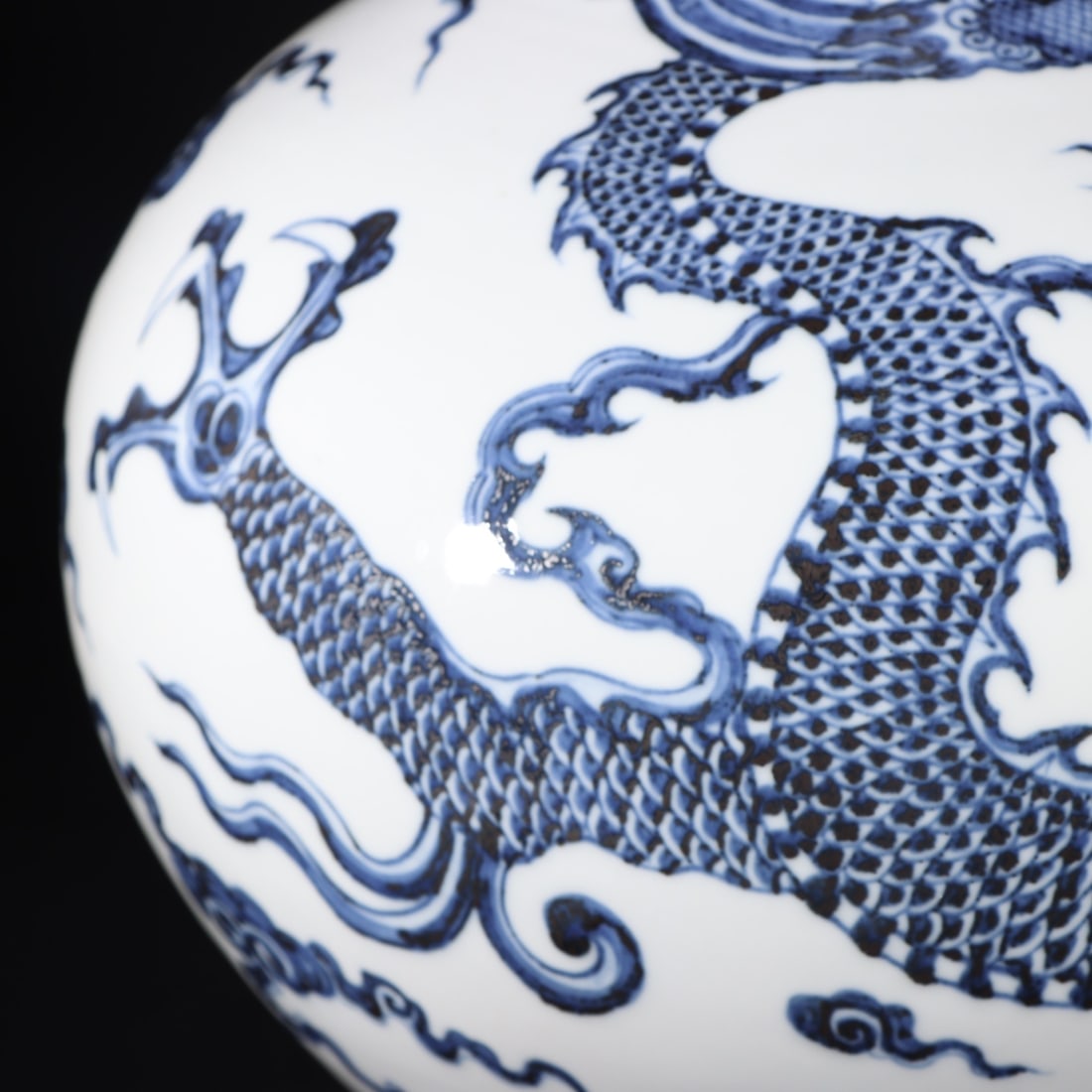 An Exquisite Blue and White Auspicious Cloud Pattern Dragon Pattern Vase - 7