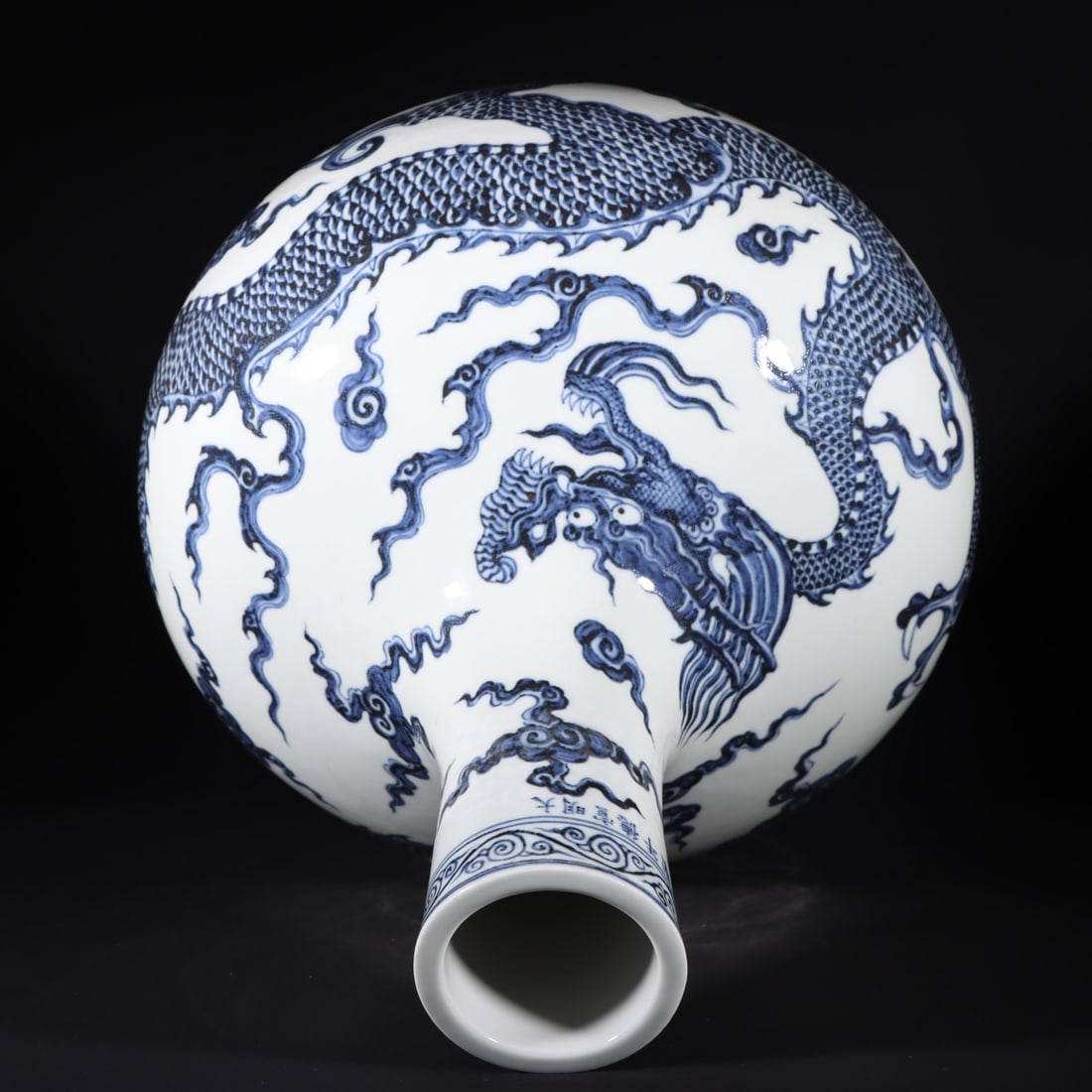 An Exquisite Blue and White Auspicious Cloud Pattern Dragon Pattern Vase - 8